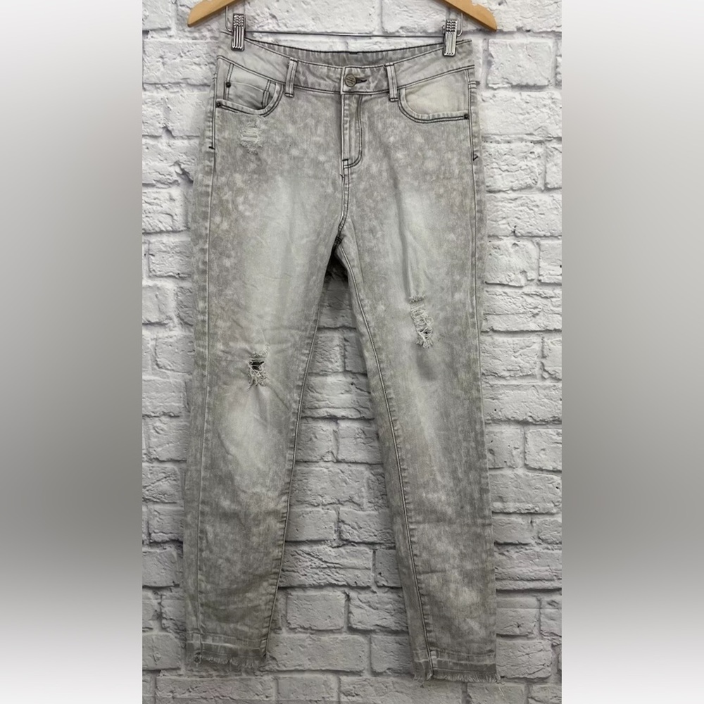 FOR THE REPUBLIC GRAY DISTRESSED JEANS SIZE 6/27